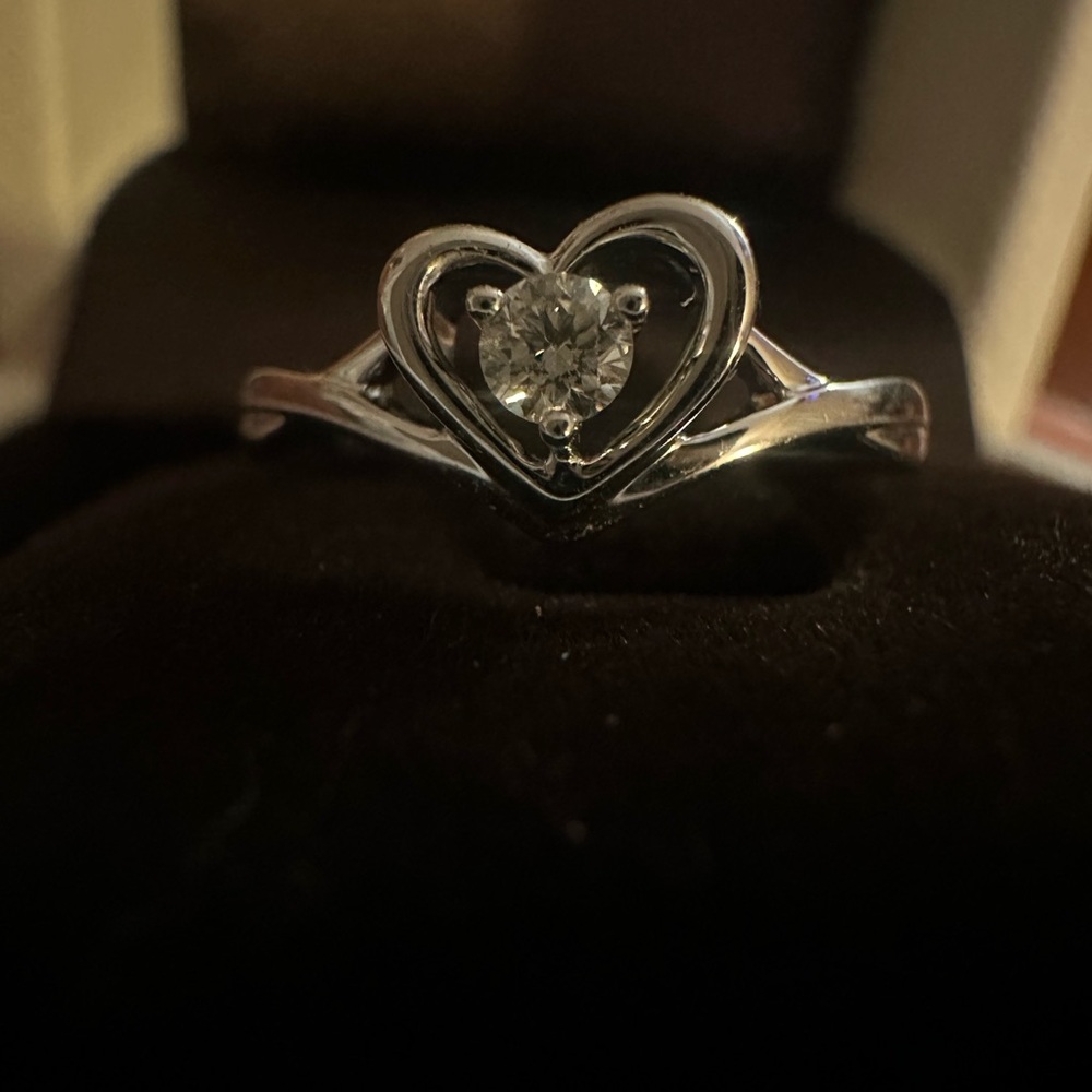 Heart-Shaped White Gold Ring with Diamond Center